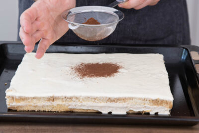 Kakao über das Tiramisu sieben
