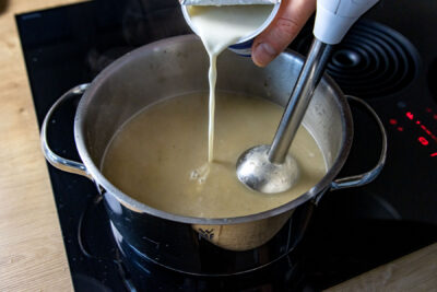 Sahne zur Topinambur Suppe geben