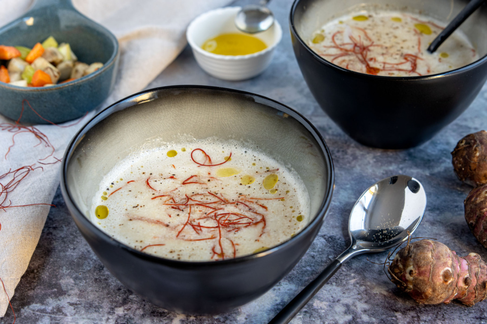 Topinambur-Suppe mit Wurzelgemüse | Rezept - eat.de