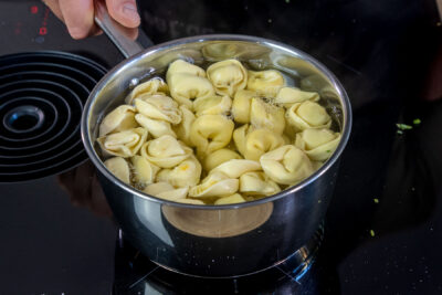 Tortellini kochen