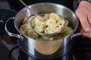 Tortellini in Salzwasser kochen