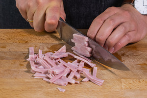 Schinken in Streifen schneiden