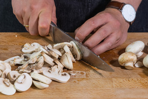 Champignons in Streifen schneiden