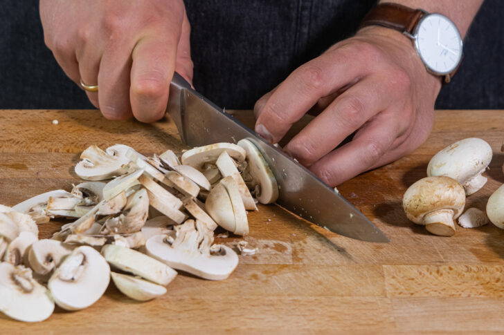 Champignons in Streifen schneiden