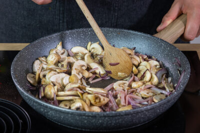 Schinken und Champignons anbraten