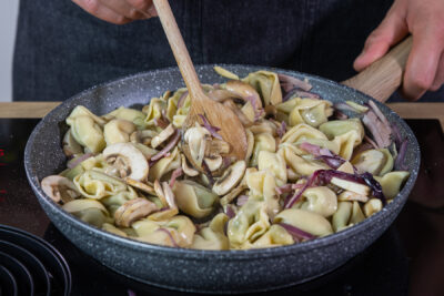 Tortellini in die Pfanne geben