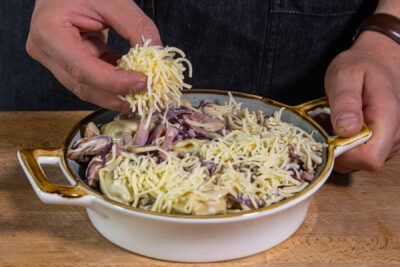 geriebenen Käse über Tortellini-Auflauf geben