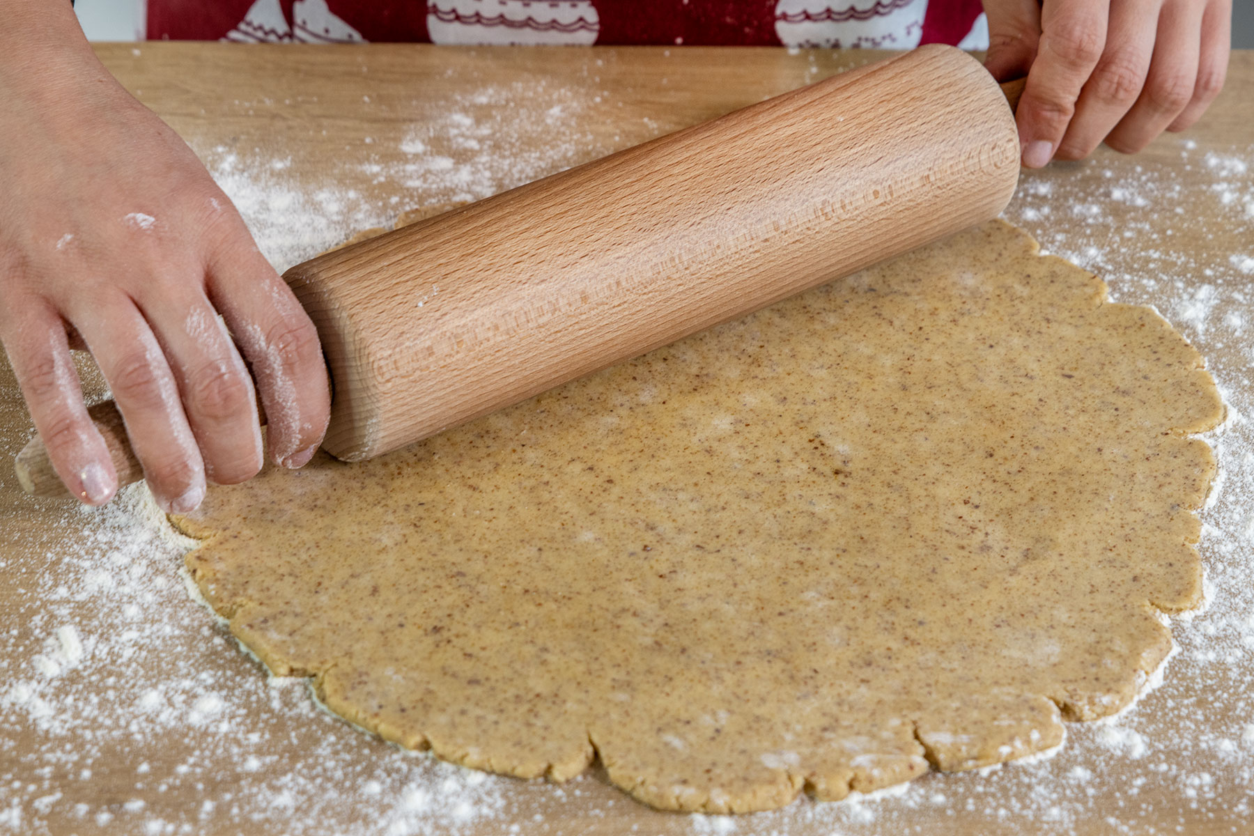 Teig für vegane Butterplätzchen ausrollen