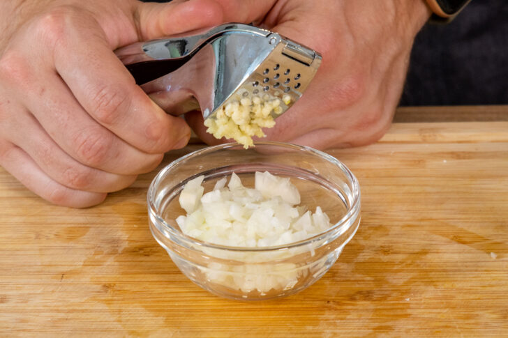 Knoblauch pressen