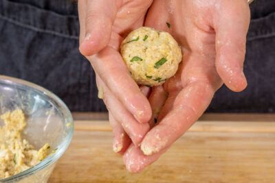 vegane Haferflocken-Frikadellen formen