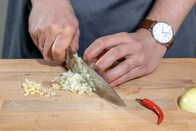 Zwiebel und Knoblauch fein würfeln