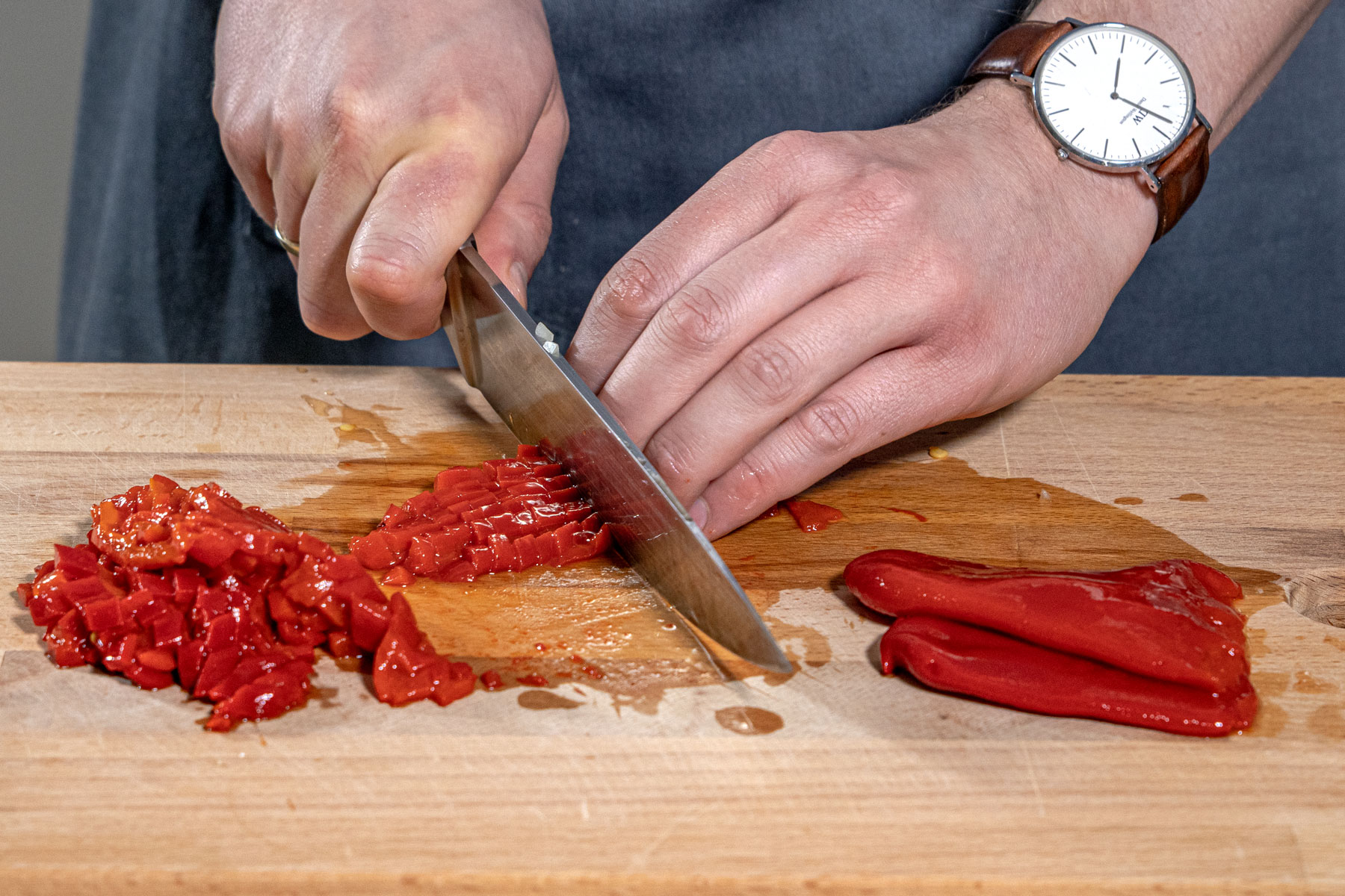 eingelegte Paprika fein würfeln