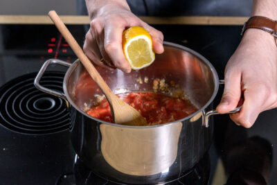 Zitronensaft zur veganen Salsa geben