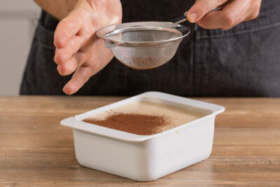 veganes Tiramisu mit Kakao bestäuben