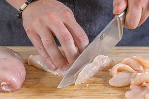 Hähnchen in Streifen schneiden