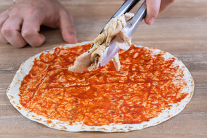 Fleisch auf dem Wrap verteilen