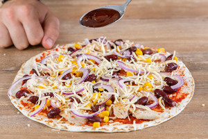 BBQ auf die Wrap-Pizza geben