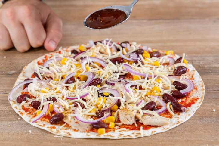 BBQ auf die Wrap-Pizza geben