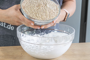 Mandeln zum Eischnee geben