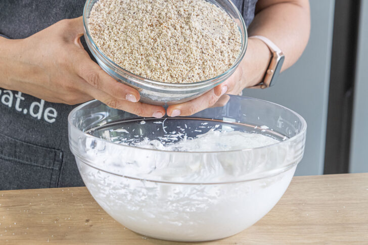 Mandeln zum Eischnee geben