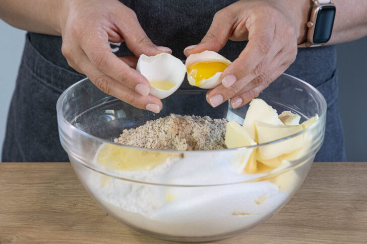 Zutaten für den Number Cake-Teig in eine Schüssel geben