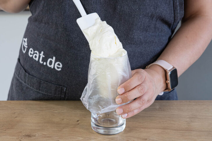 Creme in einen Spritzbeutel füllen
