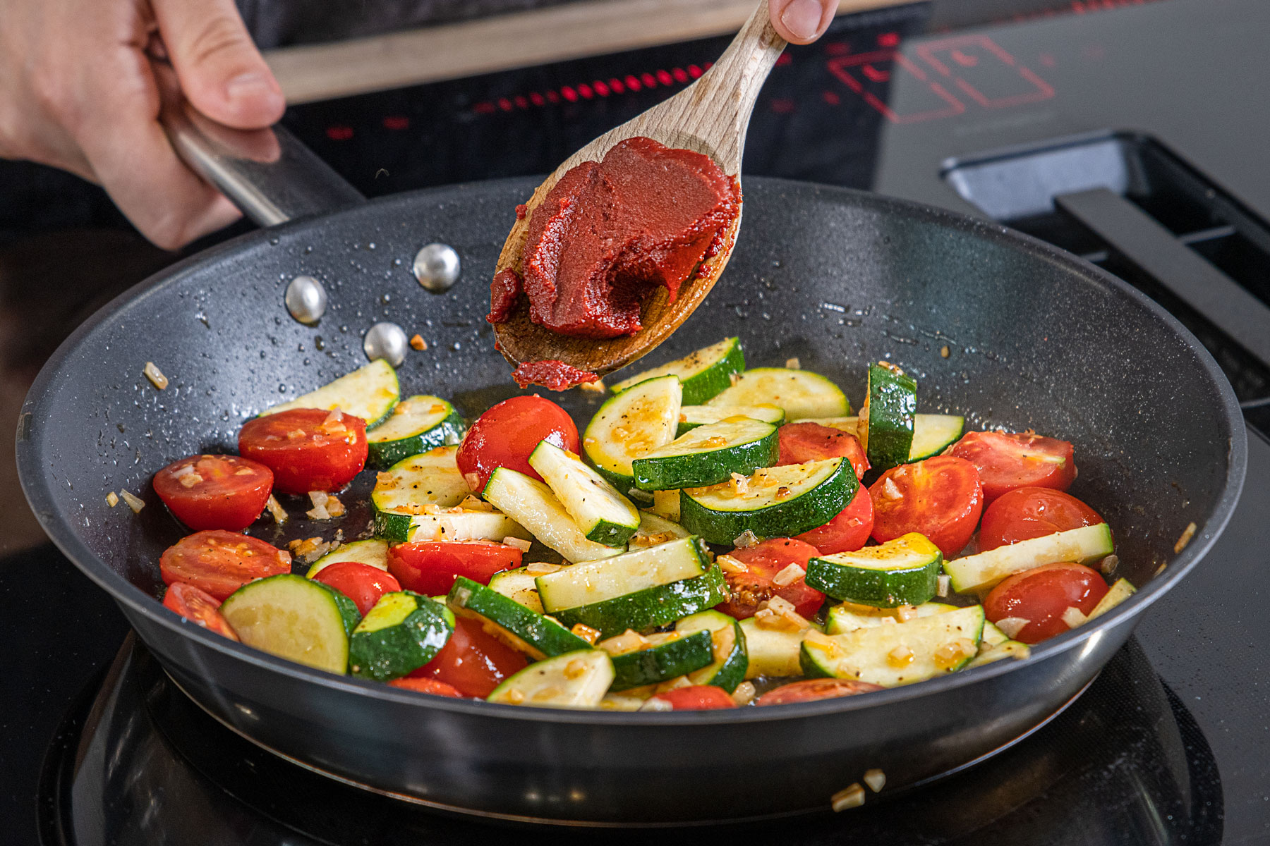 Tomatenmark dazugeben