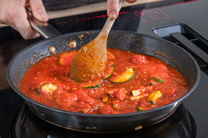 Gemüse in Tomatensauce anbraten