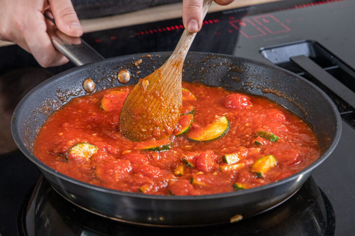 Gemüse in Tomatensauce anbraten
