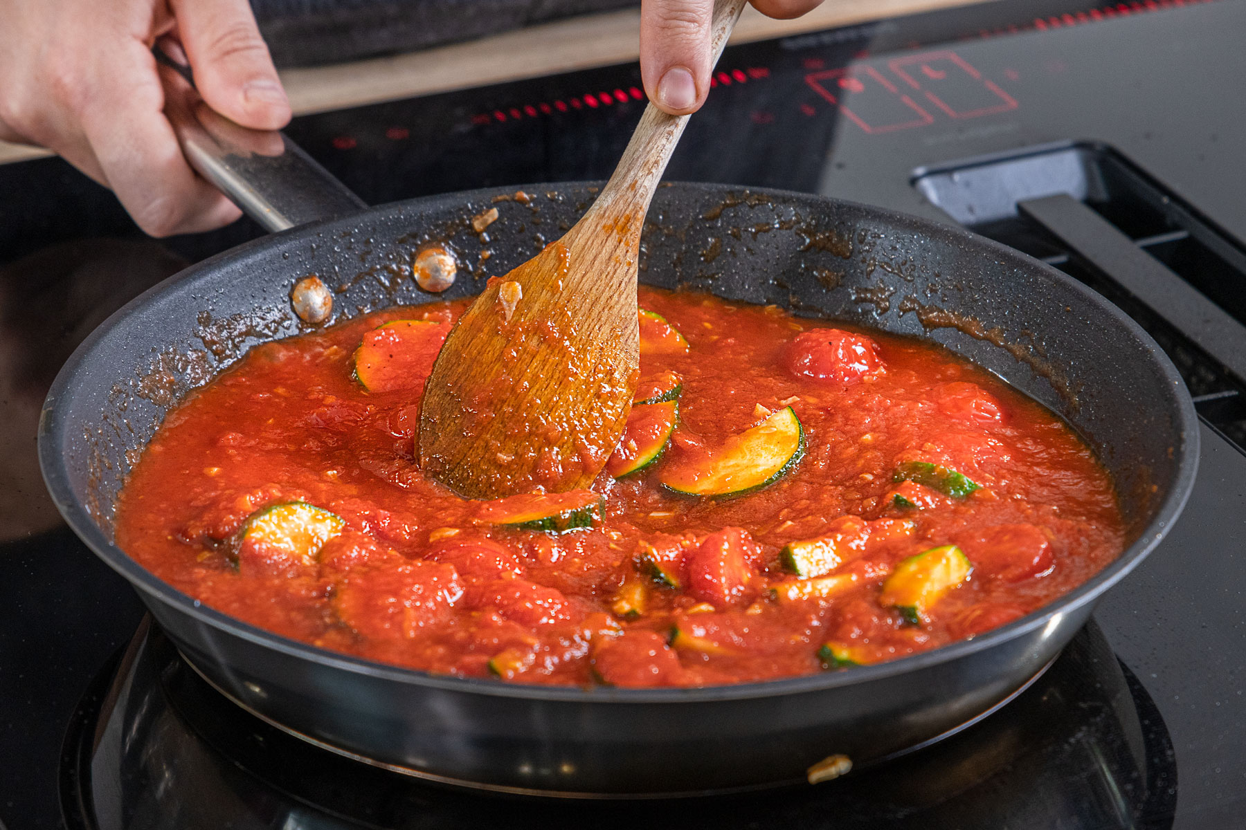 Gemüse in Tomatensauce anbraten