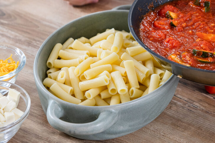 Tomatensauce über die Pasta geben