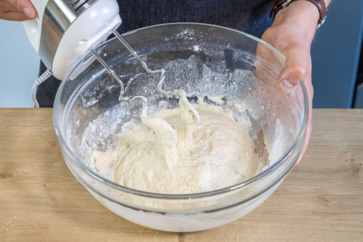 Teig mit Knethacken eines Handrührgerätes kneten