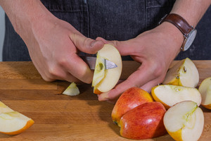 Äpfel vom Kerngehäuse befreien