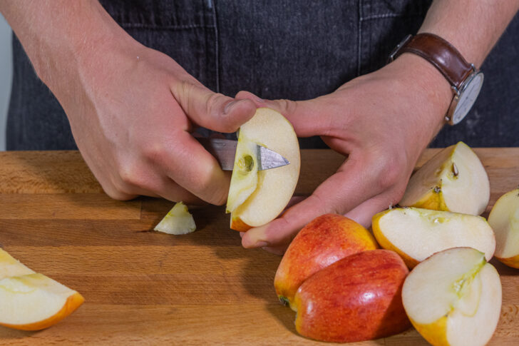 Äpfel vom Kerngehäuse befreien