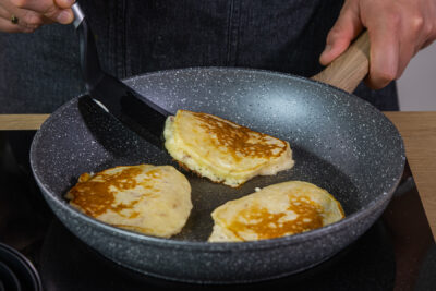 Apfel-Quark-Puffer in Pfanne anbraten