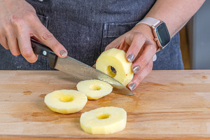 Apfel in Ringe schneiden