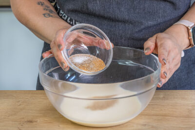Zucker zur Milch geben