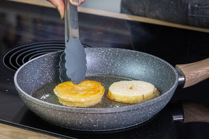 Apfelküchlein ohne Ei ausbacken