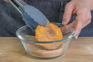 Apfelküchlein ohne Ei in Zimt und Zucker wälzen