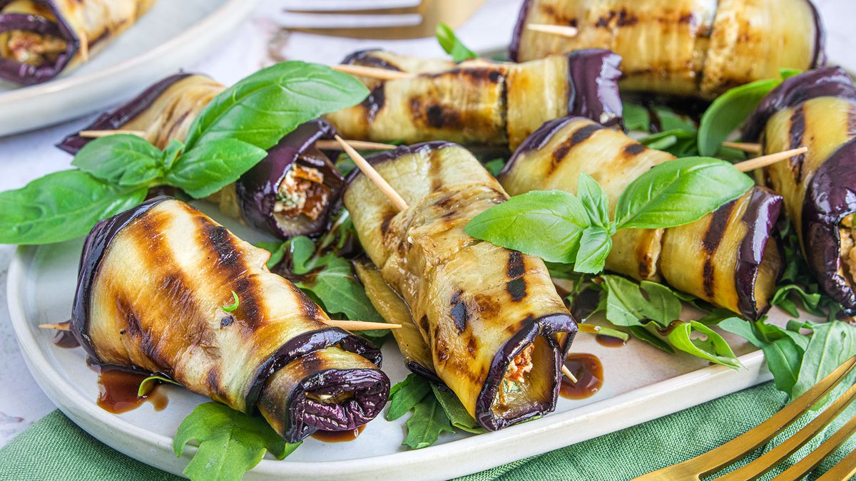 Auberginenröllchen mit Feta | Rezept - eat.de