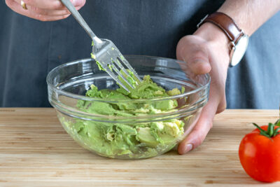 Avocado mit einer Gabel zerdrücken
