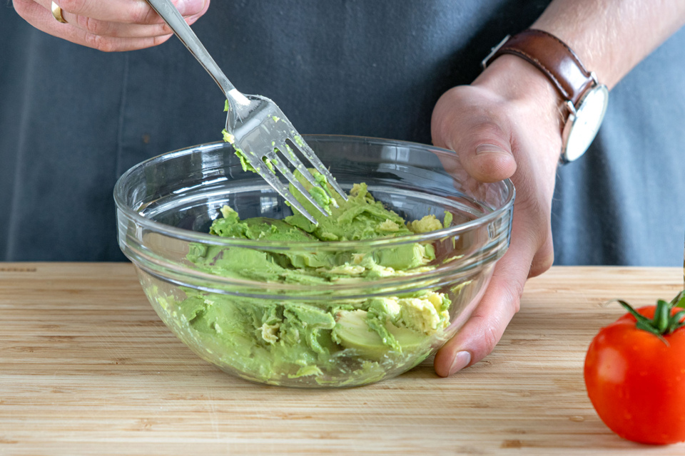 Avocadoaufstrich mit Tomaten | Rezept