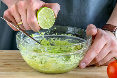 Limettensaft zur Avocado geben