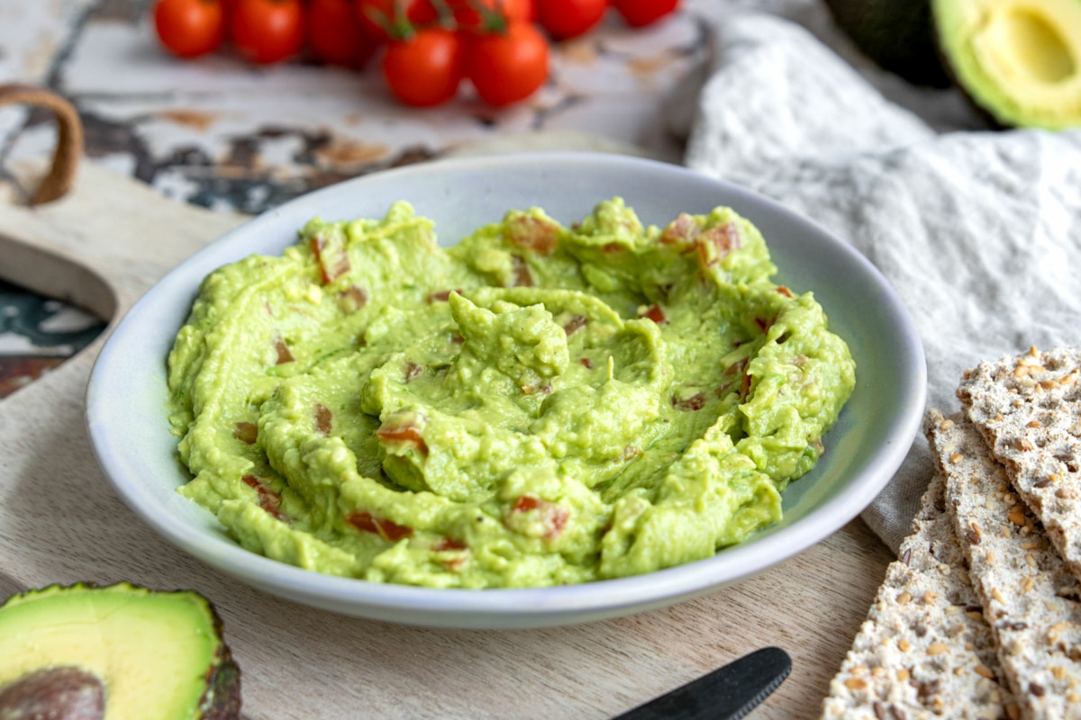 Avocadoaufstrich mit Tomaten | Rezept - eat.de