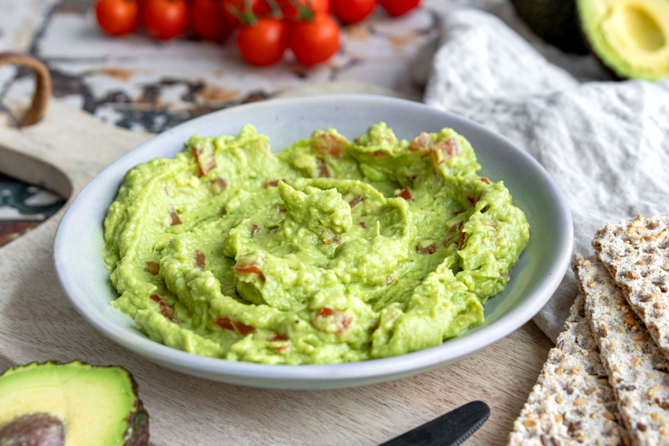 Avocadoaufstrich mit Tomaten | Rezept