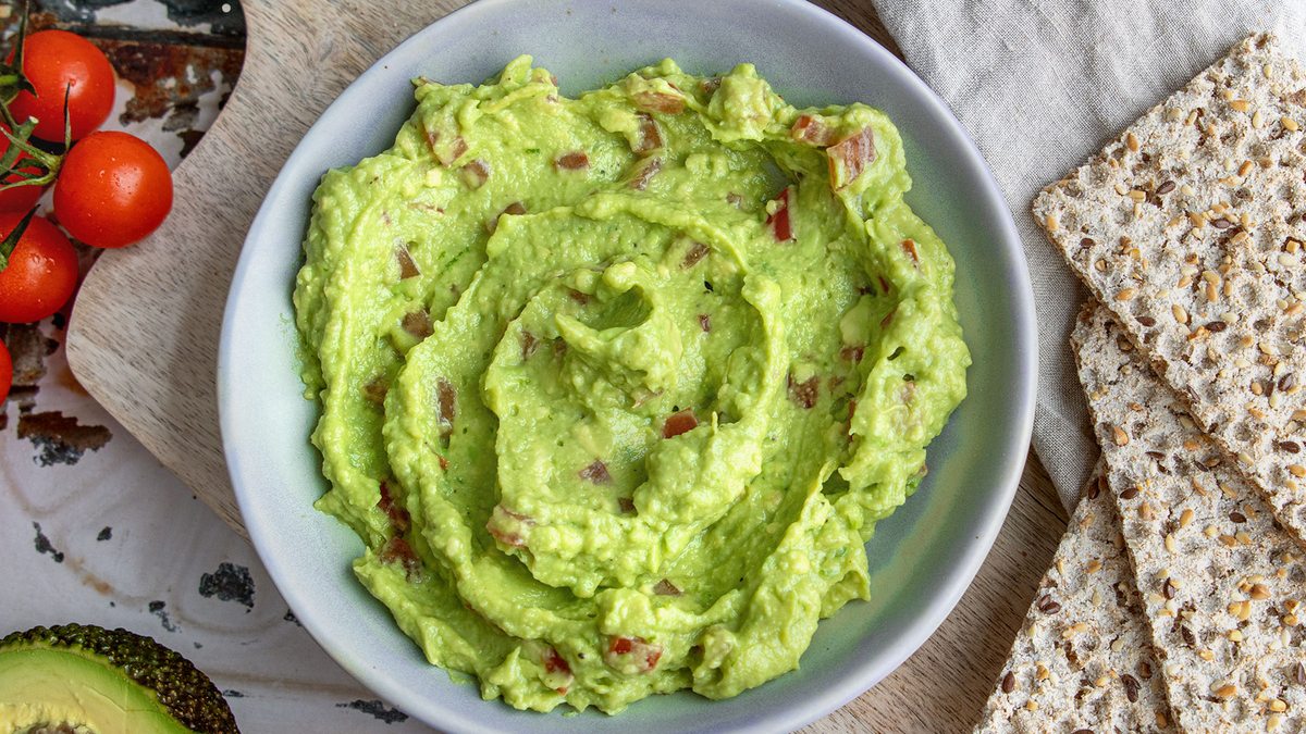 Avocadoaufstrich mit Tomaten | Rezept