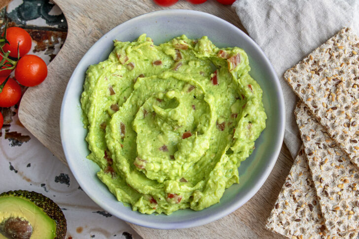 Avocadoaufstrich mit Tomaten