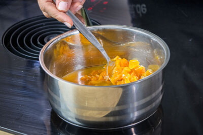Orangensaft mit Aprikosen kochen