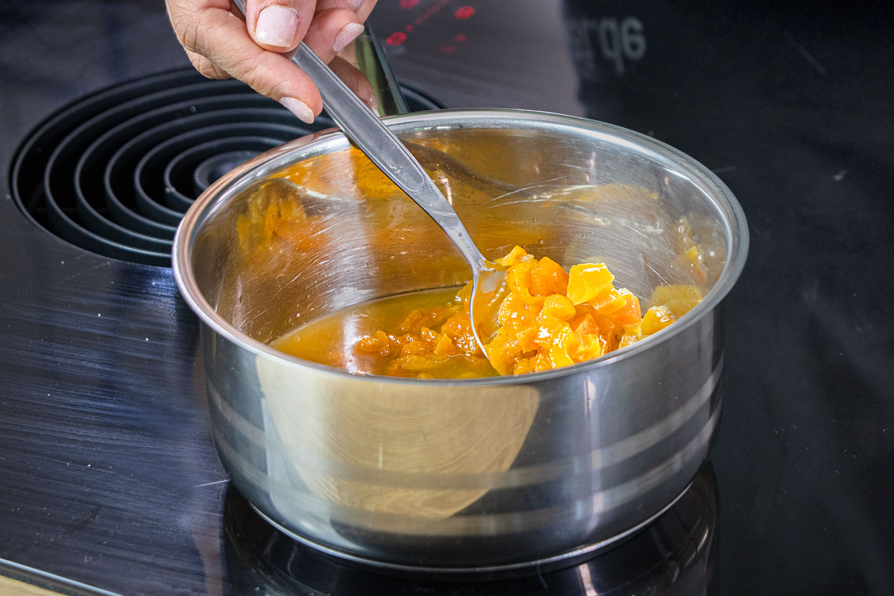 Orangensaft mit Aprikosen kochen