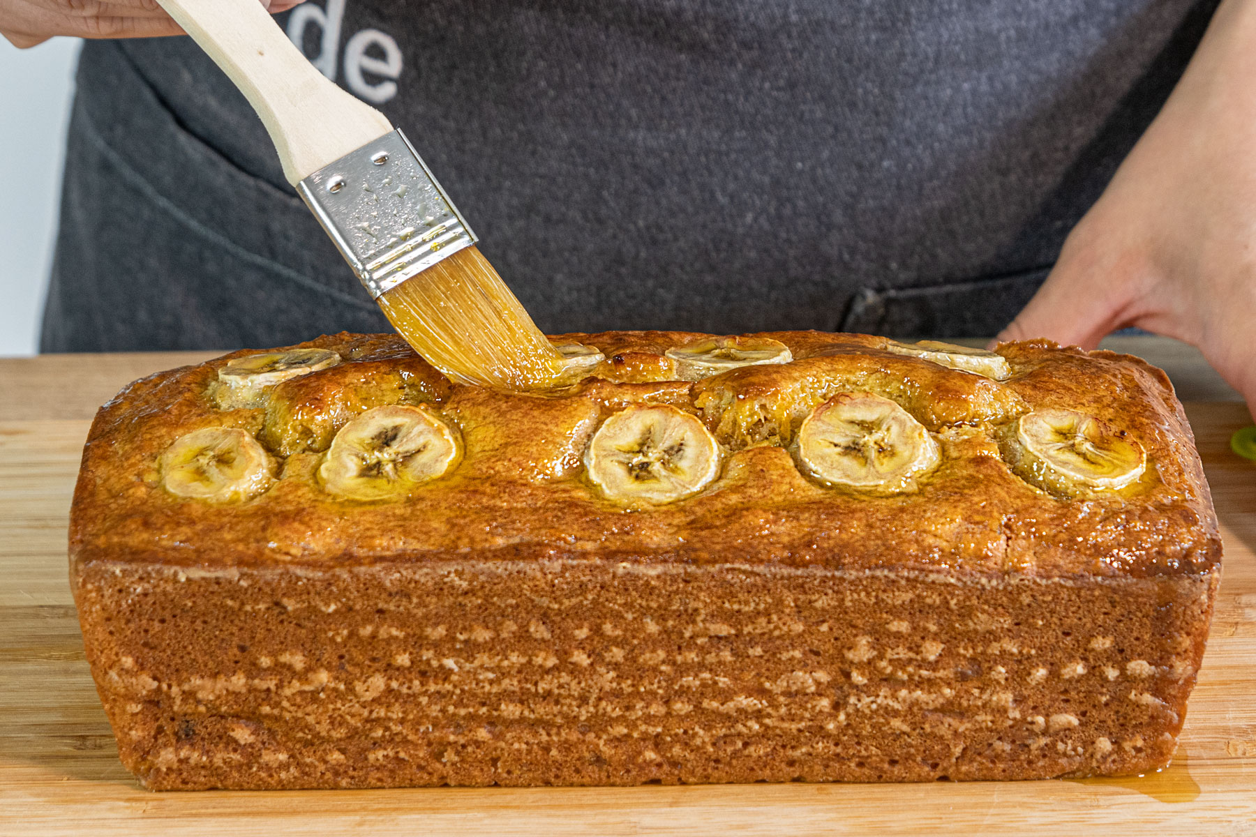 Saftiges Bananenbrot ohne Zucker mit Sirup einstreichen